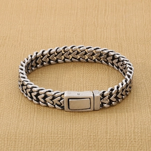 Dettaglio bracciale a cuore vintage con trama a V e chiusura in argento anticato