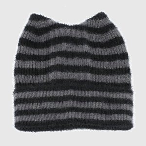 Nahaufnahme der weichen Streifentextur und Katzenohr-Details der Strickmütze