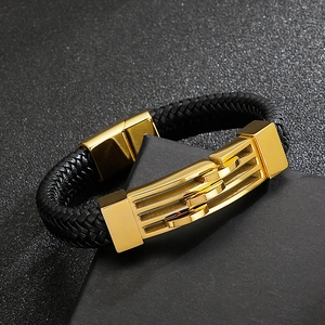 Détail du bracelet en cuir tressé noir avec fermoir magnétique en acier doré