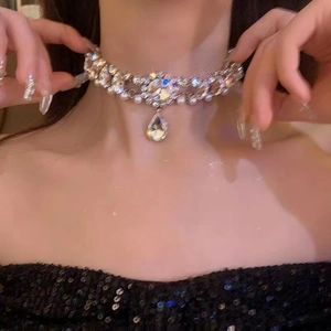 Detail der Strass-Choker-Halskette mit Wassertropfen-Anhänger und Perlenverzierung