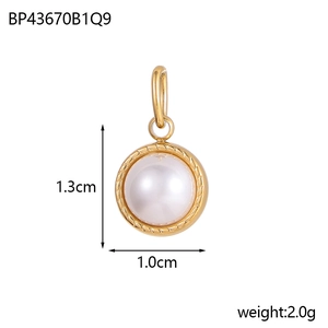 Detailed view of 1.3cm gold-plated round white pearl pendant with size and weight specs