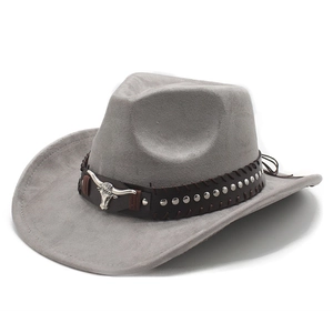 Detail eines grauen Cowboyhuts aus Wildleder mit Lederband und silbernem Bullenkopf