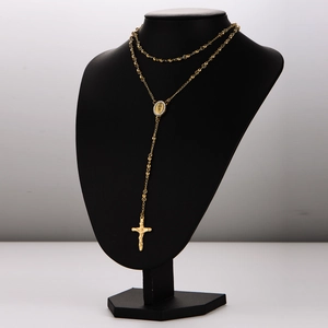 Collier minimaliste en perles dorées avec pendentif croix et médaille sur buste noir