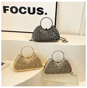 Dettaglio delle pochette da sera in colori canna di fucile oro e argento effetto martellato