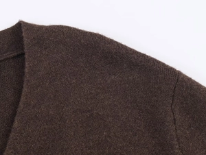 Dettaglio ravvicinato della trama in maglia e della cucitura sulla spalla del cardigan