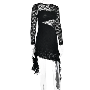 Détail d'une robe en dentelle noire avec motifs floraux et ourlet irrégulier à volants