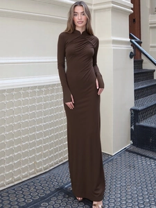 Elegante abito longuette marrone scuro a maniche lunghe con spacco posteriore e drappeggio