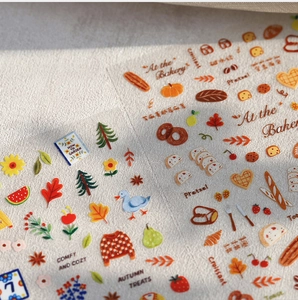 Gros plan d'autocollants de boulangerie et de feuilles d'automne sur papier blanc