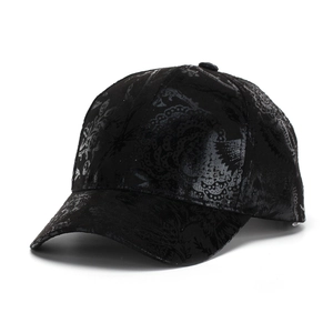 Dettaglio ravvicinato del motivo paisley a rilievo su questo cappello da baseball nero