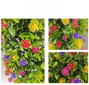 Dettaglio macro di fiori selvatici artificiali colorati con foglie verdi realistiche