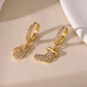 Boucles d'oreilles Noël asymétriques plaquées or 14k avec gant, chaussette et zircon