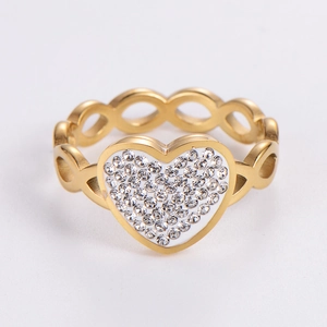 Anello a cuore dorato con inserto in cristallo e fascia a catena cava su bianco