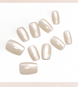 Détail de 10 faux ongles courts carrés champagne œil-de-chat avec une finition nacrée