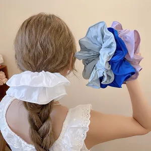 Chouchous surdimensionnés plissés unis en blanc bleu et violet tissu doux