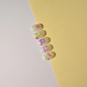 Détail de stickers à ongles 5D monstres avec reliefs 3D Smile et Honey sur fond clair