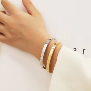 Set di bracciali in acciaio inossidabile oro e argento con motivo geometrico al polso
