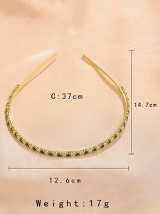Detailed size specifications for emerald zircon headband on pink velvet background