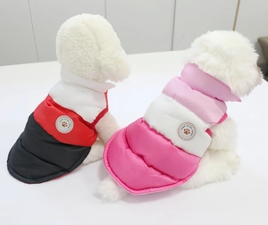 Dettaglio di cappotti invernali per cani con design color-block e toppa Born To Be Loved