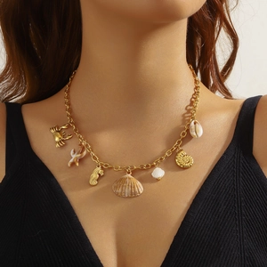 Collier en acier inoxydable doré avec pendentifs océaniques crabe, hippocampe et coquillage