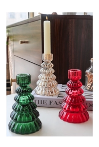 Dettaglio di tre portacandele a forma di albero di Natale in vetro colorato a righe