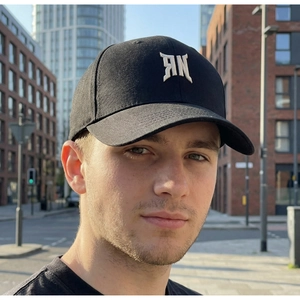 Stilvolle schwarze Baseballkappe mit weißer RN-Stickerei in einer städtischen Umgebung