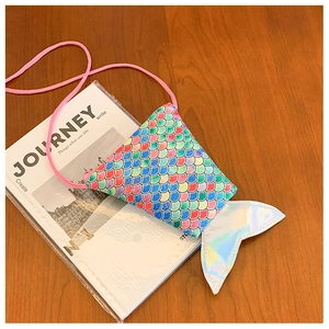 Détail du sac bandoulière enfant en forme de queue de sirène avec paillettes
