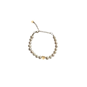 Elegant natural freshwater pearl bracelet with a golden heart charm and adjustable chain