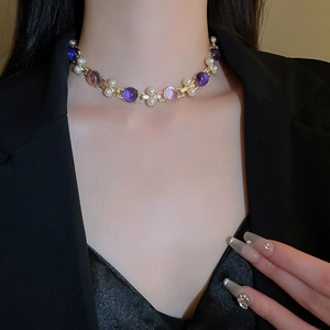 Collier ras du cou vintage avec pierres violettes et perles blanches sur modèle