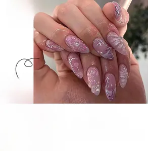 Nail art 3D con delicati fiori rosa e dettagli di perle bianche su sfondo lilla