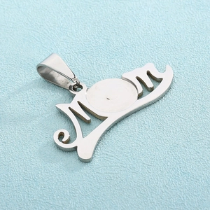 Vue détaillée du pendentif MOM en argent avec bélière sur un fond bleu clair texturé