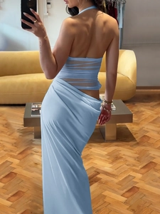 Robe longue bleu clair à licou avec empiècement en mesh dos nu et découpes à la taille