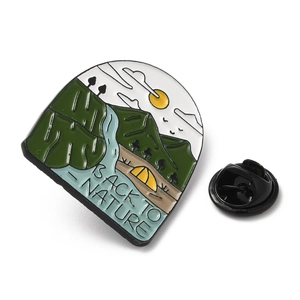 Broche en émail thème camping avec motif de montagne et texte Back to Nature sur blanc