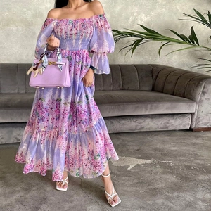 Floral μάξι φόρεμα με έξω ώμους σε μωβ χρώμα με βολάν και μακριά φουσκωτά μανίκια