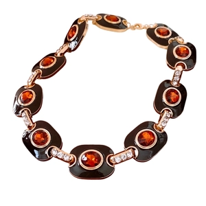 Bracelet vintage doré avec émail noir, gemmes ambre et détails en cristal brillant