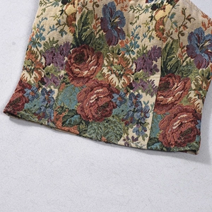 Detaillierte Makroansicht von Vintage-Rosen-Jacquard-Stoff und Nähten an einem Korsett