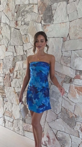 Détail de la robe bustier à imprimé floral bleu avec texture soyeuse sur un modèle