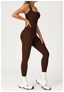 Dettaglio del set sportivo marrone caffè con reggiseno e leggings con tasche laterali