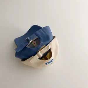 Lot de casquettes enfant bleu marine et beige avec broderie fleur et sangle ajustable