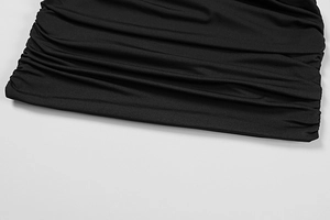 Détail de la robe moulante noire avec fronces horizontales et coutures en mesh