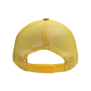 Detalle de la parte trasera de gorra trucker amarilla con malla y cierre ajustable snapback