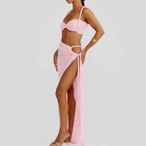 Vue détaillée de l'ensemble de plage rose avec tissu plissé et cordons tressés