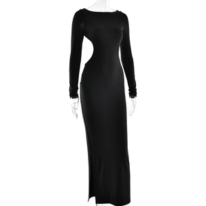 Détail de la découpe latérale et de la fente sur cette robe longue noire à manches longues