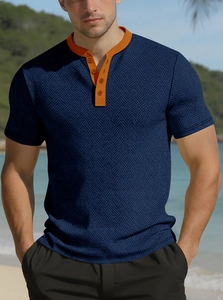 Détail d'un t-shirt Henley bleu marine avec coutures orange et col à boutons classique