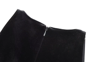 Detail des hochwertigen schwarzen Samtstoffs mit einem unsichtbaren Reißverschluss am Kleid