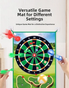 Detalle del tapete de juego de golf y dardos de pared con bolas y dardos adhesivos
