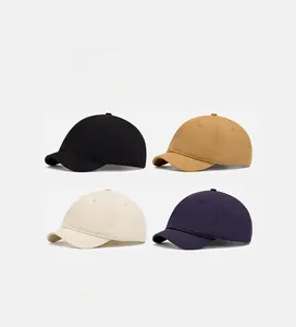 Casquettes à bord court en noir, kaki, beige et bleu marine avec toile en coton souple