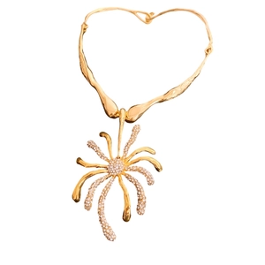 Collier vintage doré avec pendentif fleur en cristal et design en métal liquide artistique