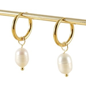 Créoles minimalistes en acier inoxydable plaqué or 18K avec perles naturelles sur fond blanc
