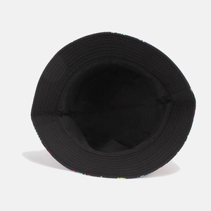 Vista dettagliata del cappello da pescatore nero in cotone con bordo stampa graffiti e cuciture