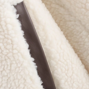 Schicke cremeweiße Fleecejacke mit dunkelbraunem Lederbesatz für einen gemütlichen Winter